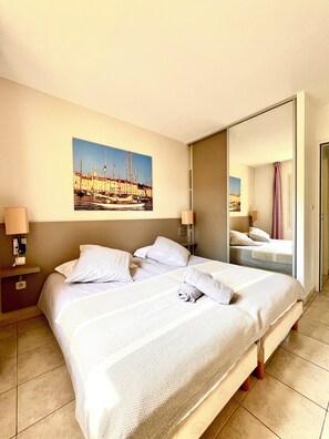 2 bedrooms, iron/ironing board, free WiFi, bed sheets - 21 - Air-conditioned, sleeps 5, Wi-Fi, swimming pool, parking, garden, beach 200 metres away (Gassin)