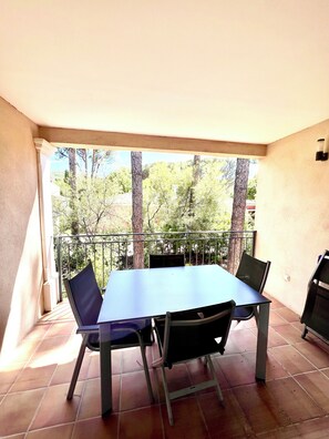 Outdoor dining - 21 - Air-conditioned, sleeps 5, Wi-Fi, swimming pool, parking, garden, beach 200 metres away (Gassin)