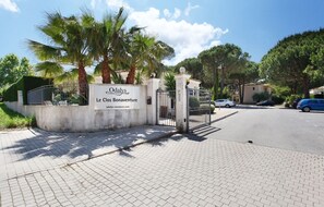 Property grounds - 21 - Air-conditioned, sleeps 5, Wi-Fi, swimming pool, parking, garden, beach 200 metres away (Gassin)