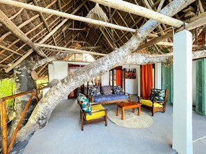 Cabin có thiết kế đặc trưng, quang cảnh biển | Khu phòng khách