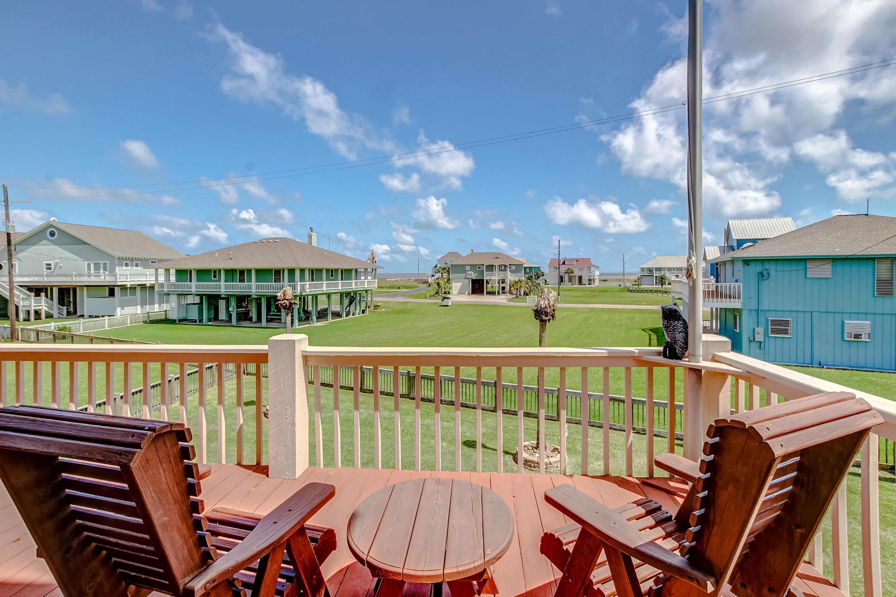 Pet-Friendly Paradise: Spacious Fenced Retreat, Views! Games! 5m Walk! Sleeps 14