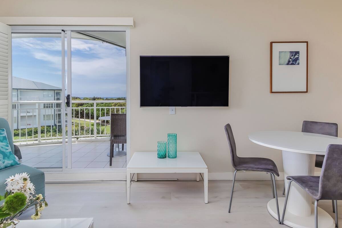 One Bedroom Spa Suite | Living area | 32-inch Smart TV with digital channels