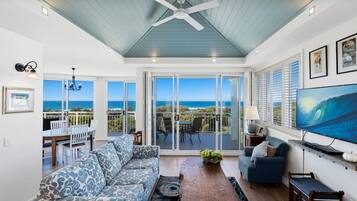 Two Bedroom Club Suite with Ocean View | Living area