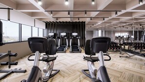 Ett gym med löpband, motionscyklar och fria vikter.