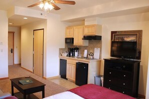 2 bedrooms, in-room safe, desk, iron/ironing board