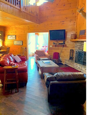 Smart TV, fireplace, DVD player, books - Book NOW! Sleeps 8-Toccoa River with HOTTUB (Suches)