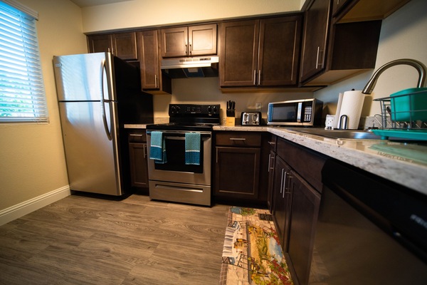 Een koelkast, een magnetron, een oven, een kookplaat