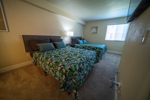 2 bedrooms, iron/ironing board, WiFi, bed sheets - An Admirable Apartment Family Stays Welcome! (The Village)