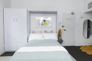 Iron/ironing board, WiFi, bed sheets - Bright beachfront studio with terrace & aircon (North Bondi)