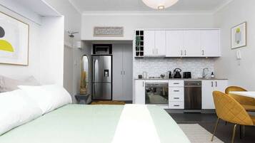 Silitysrauta/-lauta, Wi-Fi, vuodevaatteet