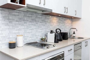 Fridge, microwave, oven, stovetop - Bright beachfront studio with terrace & aircon (North Bondi)