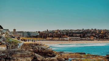 Una spiaggia nelle vicinanze