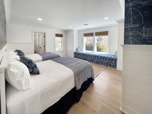 6 bedrooms, desk, iron/ironing board, travel cot