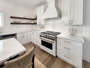 Køleskab, mikrobølgeovn, ovn, kogeplade