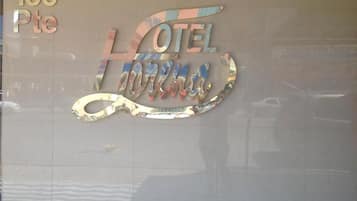 Een hotelschild met de naam 'HOTEL FERRARA' en het adres '186 Pte'.