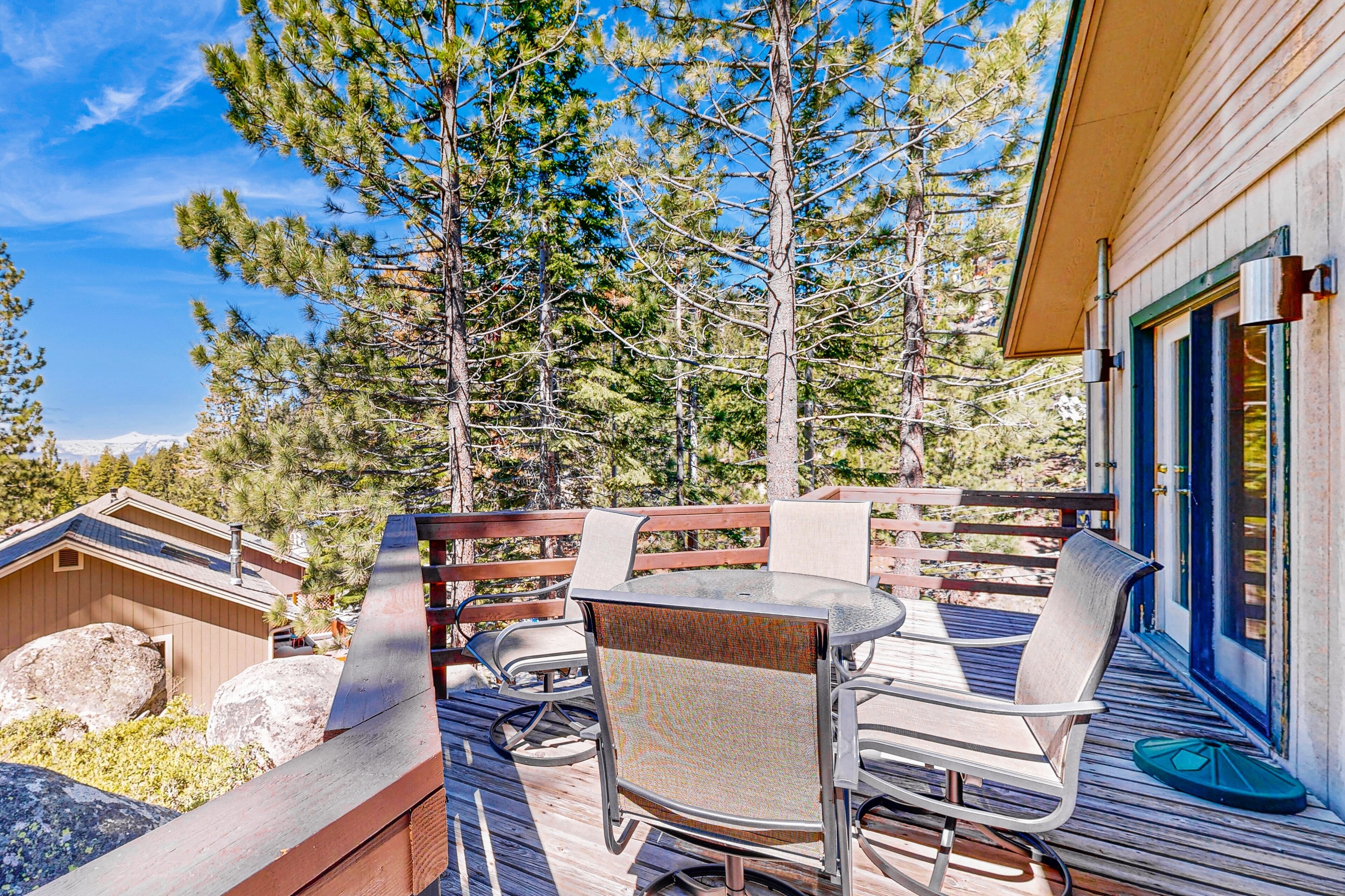 Home minutes to lodge & lifts with private hot tub & fireplace, sleeps 8