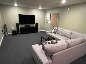 Smart-TV, DVD-Player, Bücher, Videothek