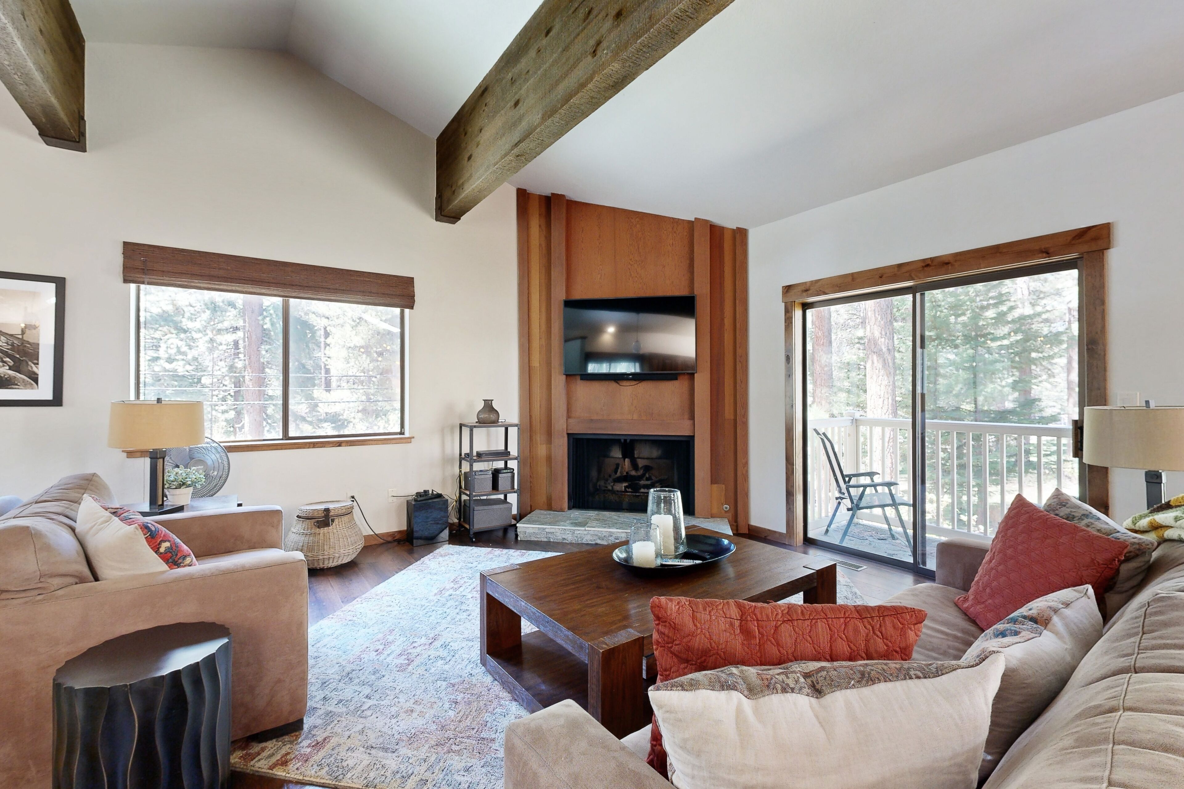 Lovely townhome with fireplace & balcony - walk to the Hyatt Regency Resort