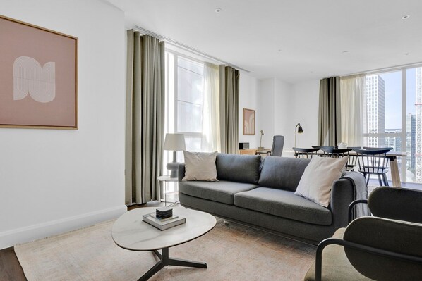 TV, stereo - Modern Canary Wharf 3BR, Open Plan, short walk to Wharf, by Blueground (London)