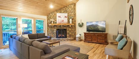 Smart TV, caminetto, tavolo da ping pong