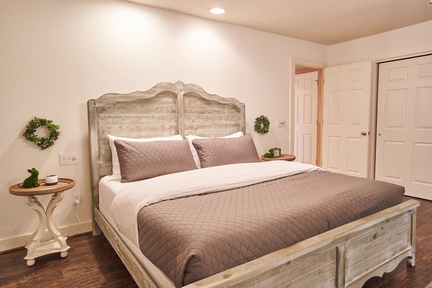 5 bedrooms, desk, iron/ironing board, WiFi