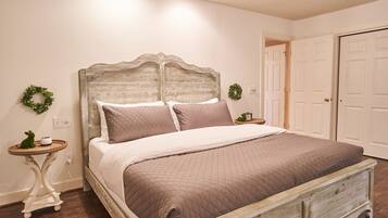 5 bedrooms, desk, iron/ironing board, WiFi