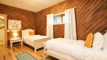 5 bedrooms, desk, iron/ironing board, WiFi