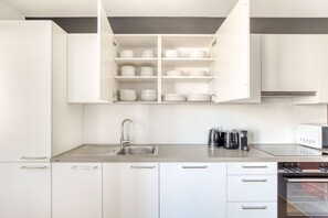 Kjøleskap, mikrobølgeovn, ovn og kokeplater