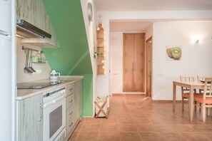 Refrigerador, microondas, horno y cafetera y tetera 