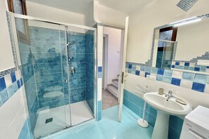 Regadera, bidet, toallas 