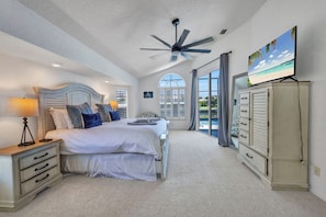 3 bedrooms, iron/ironing board, travel cot, free WiFi - AMAZING!! Remodeled Punta Gorda waterfront home; HEATED SALT POOL; golf nearby (Punta Gorda)