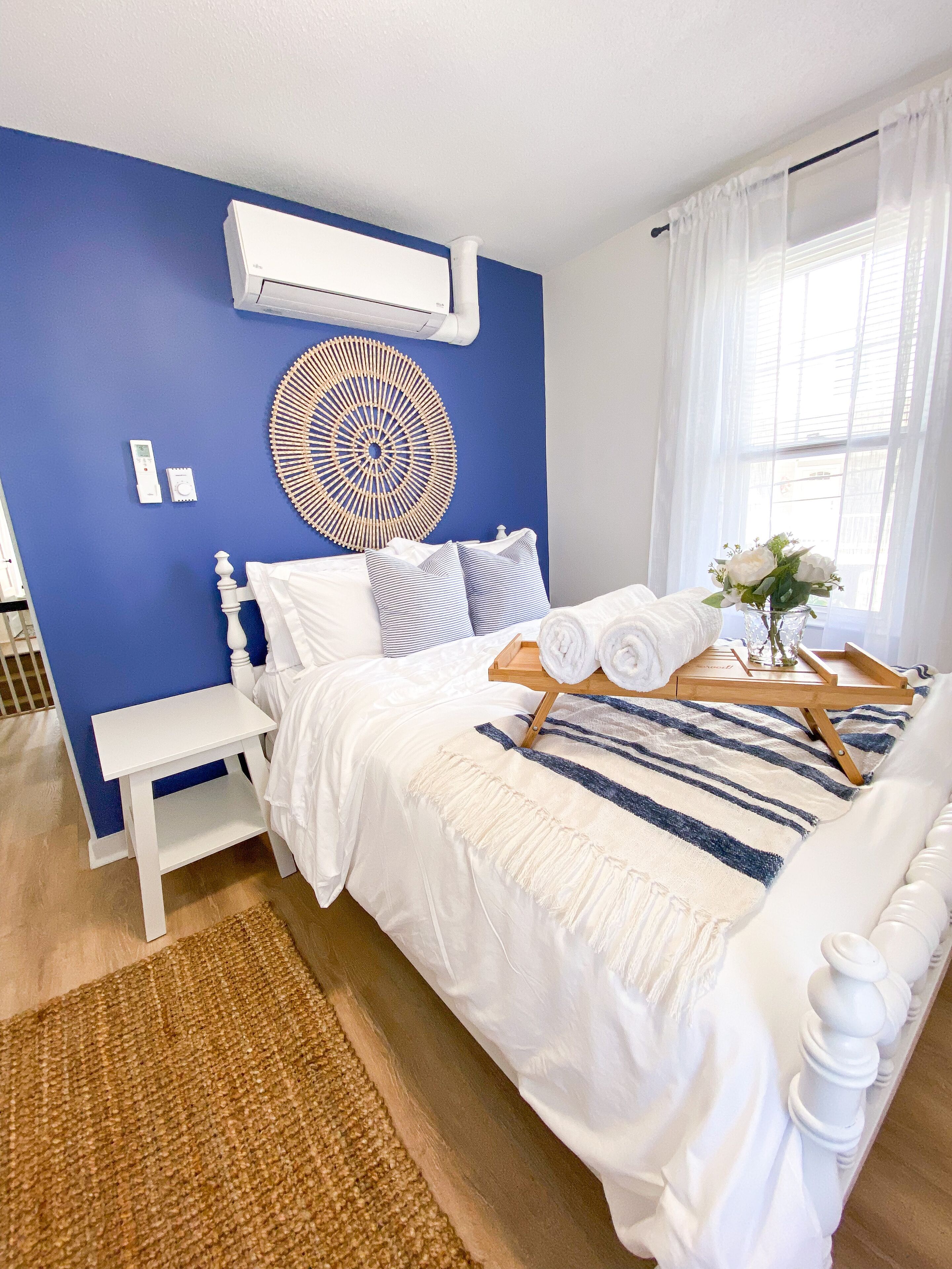 6 chambres, bureau, fer et planche à repasser, lit parapluie