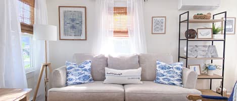 Smart-TV, Tischtennisplatte, Bücher