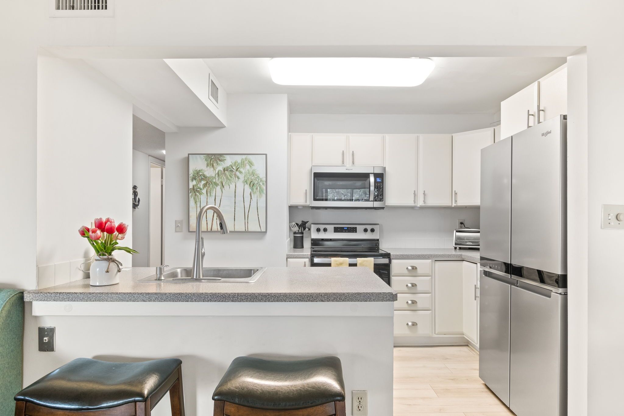 Kjøleskap, mikrobølgeovn, ovn og kokeplater