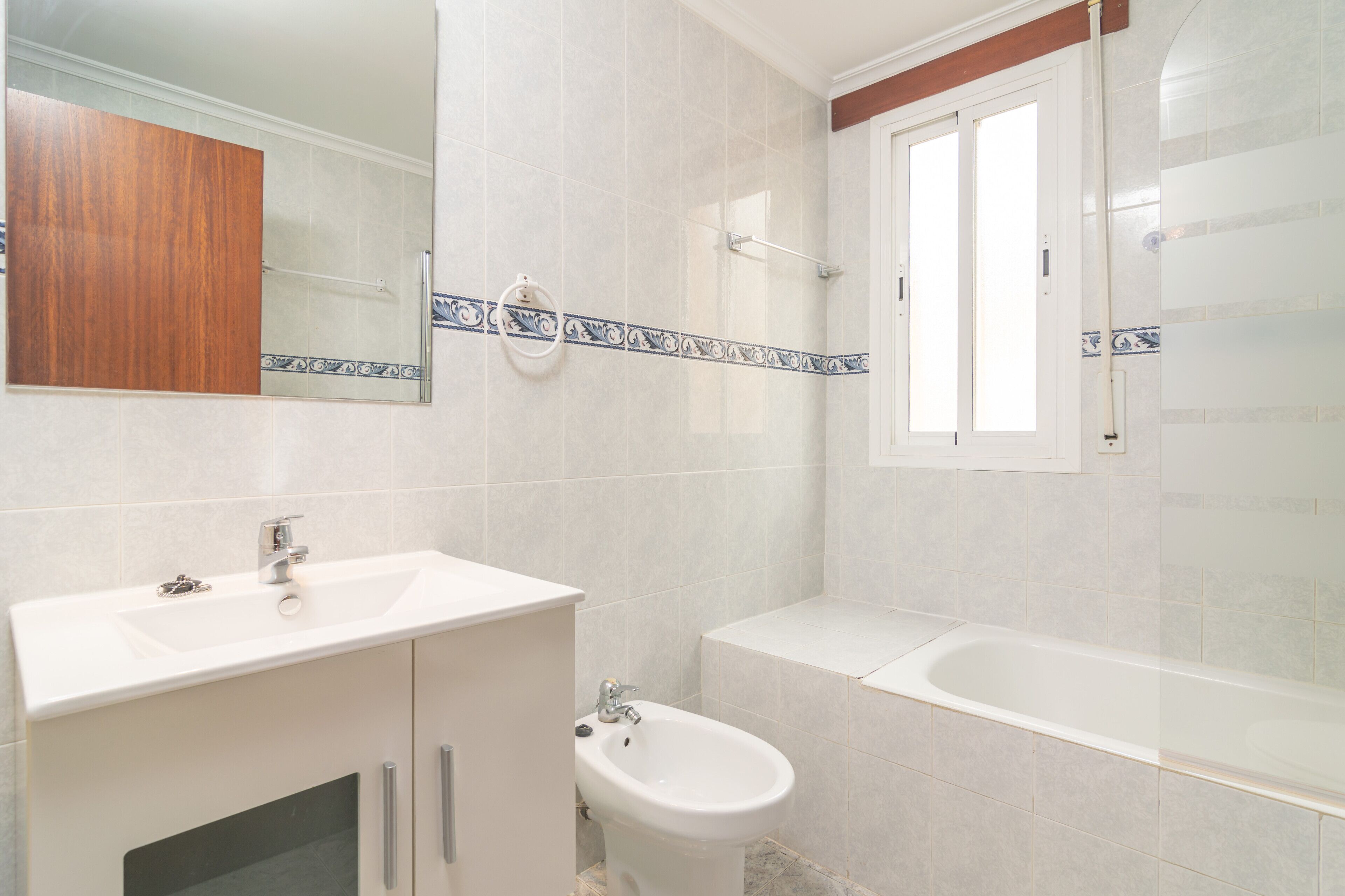 Une salle de bain équipée d’un lavabo, d’un bidet et d’une baignoire.