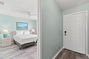 1 bedroom, iron/ironing board, free WiFi, bed sheets - BREATHTAKING VIEWS!Emerald Shores Resort 2001 - 2790484 (Panama City Beach)