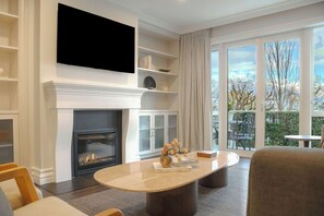 Smart-tv, eldstad och böcker