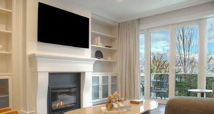 Luxurious 3BD/2BR villa with lake views, designer interiors, flat walk-to-town!