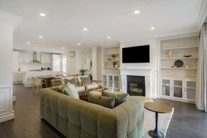 Smart-tv, eldstad och böcker