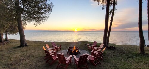 Waterfront home with Panoramic Views of the bay- Southern Door County!