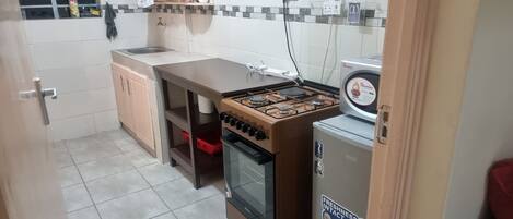 冷蔵庫、電子レンジ、オーブン、コンロ