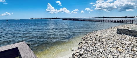 Una spiaggia nelle vicinanze, teli da spiaggia