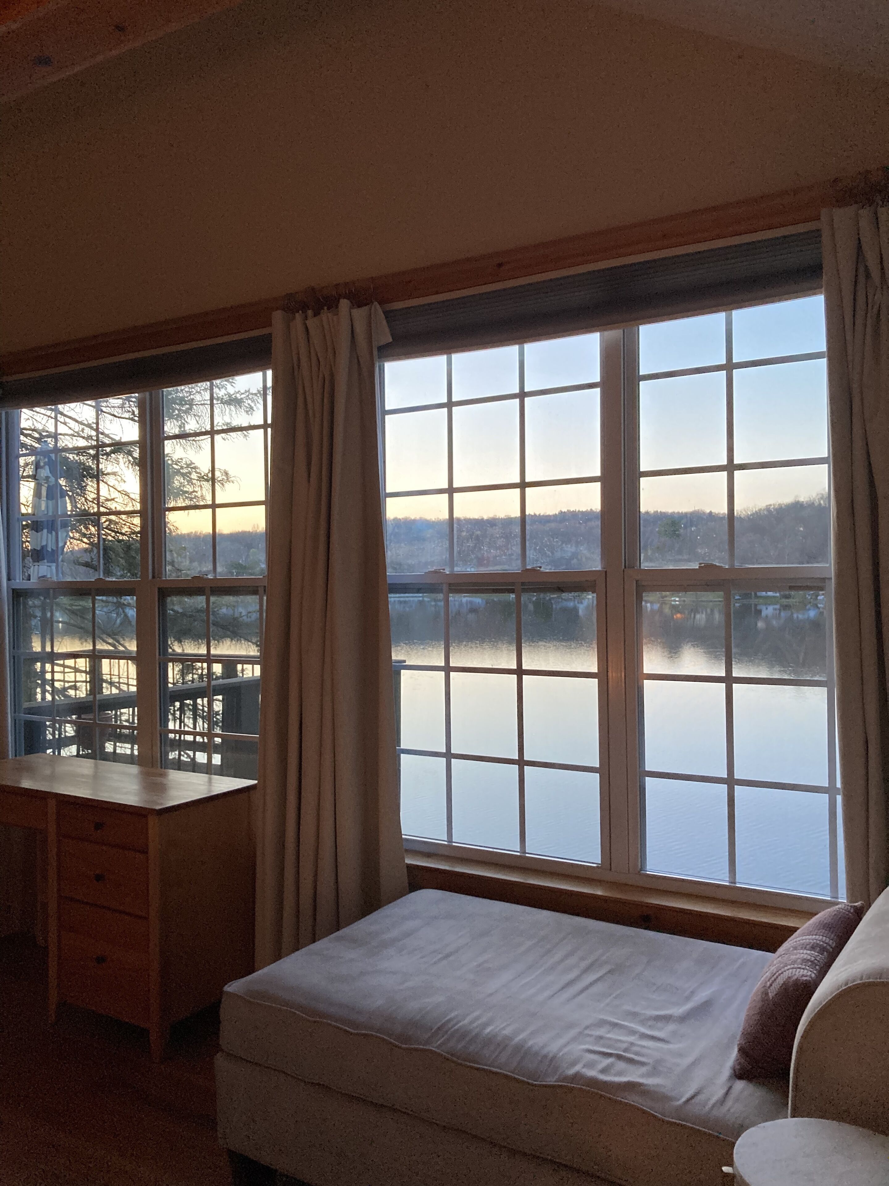 2 soverom, skrivebord, strykejern/-brett og wi-fi (inkludert)