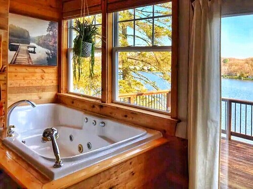 Cozy Lakefront Bungalow w firepit/dock/kayaks