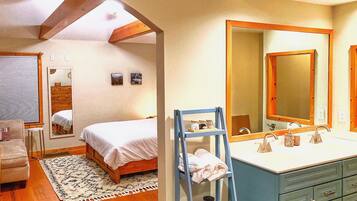 2 bedrooms, desk, iron/ironing board, free WiFi