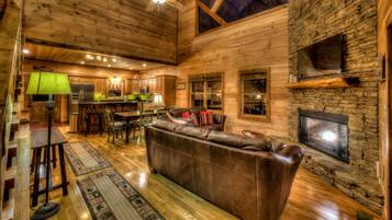 Cabin, 5 Bedrooms | Living room