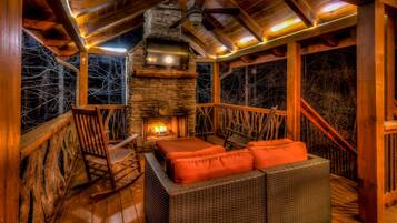 Cabin, 5 Bedrooms | Living room