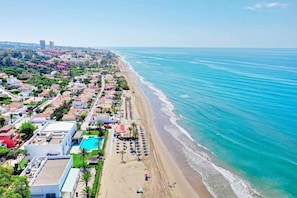 Una spiaggia nelle vicinanze