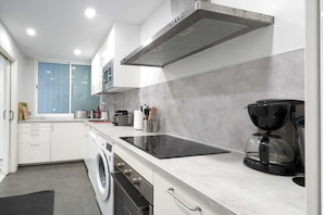 Frigorifero, microonde, forno, lavastoviglie