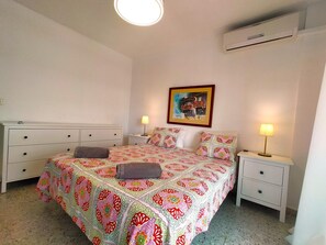 2 chambres, bureau, fer et planche à repasser, accès au Wi-Fi (inclus)
